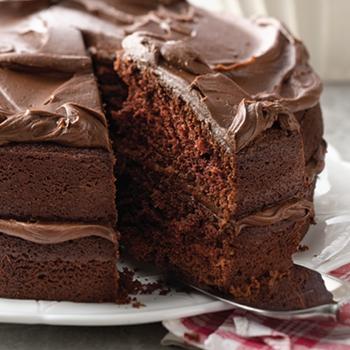 High-quality chocolate cake for foodservice operations made with Pillsbury™ Bakers’ Plus™ mix